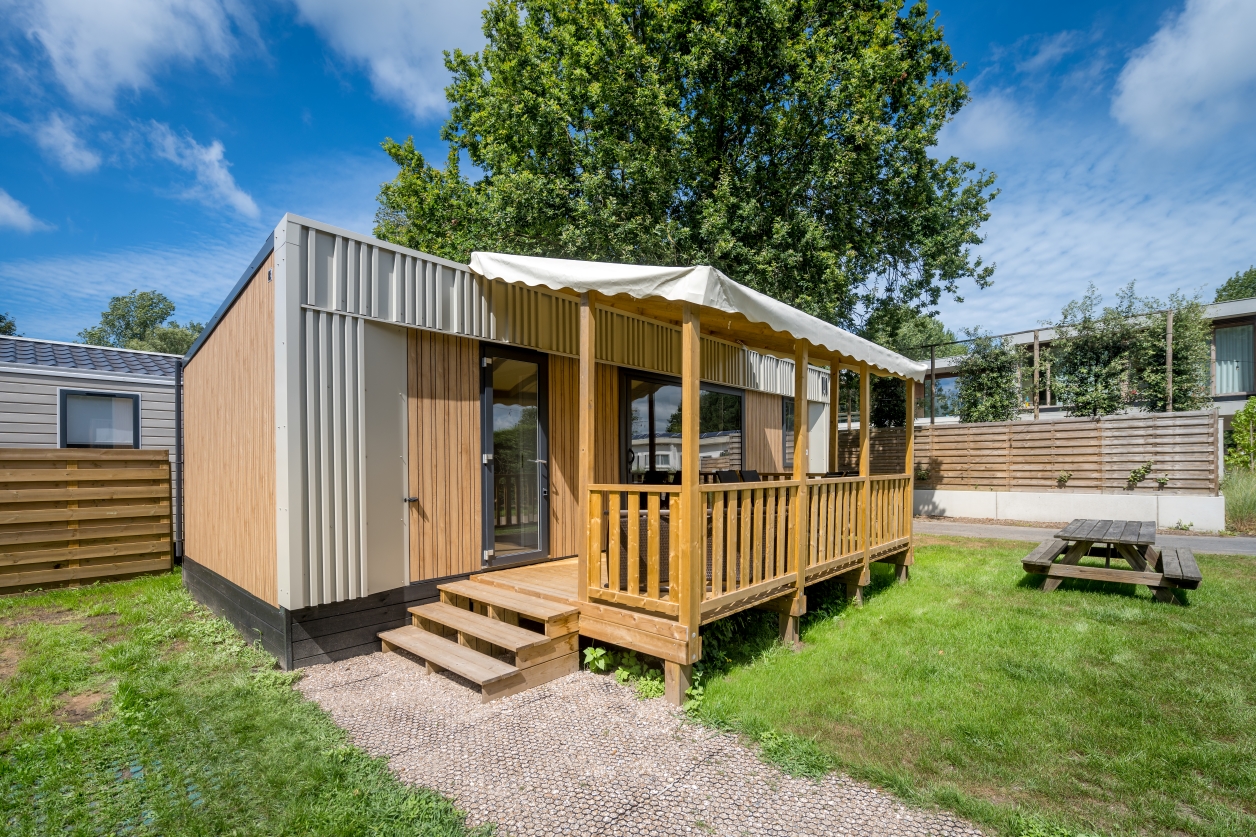 Modern vakantiechalet met terras op een groen park in Koksijde