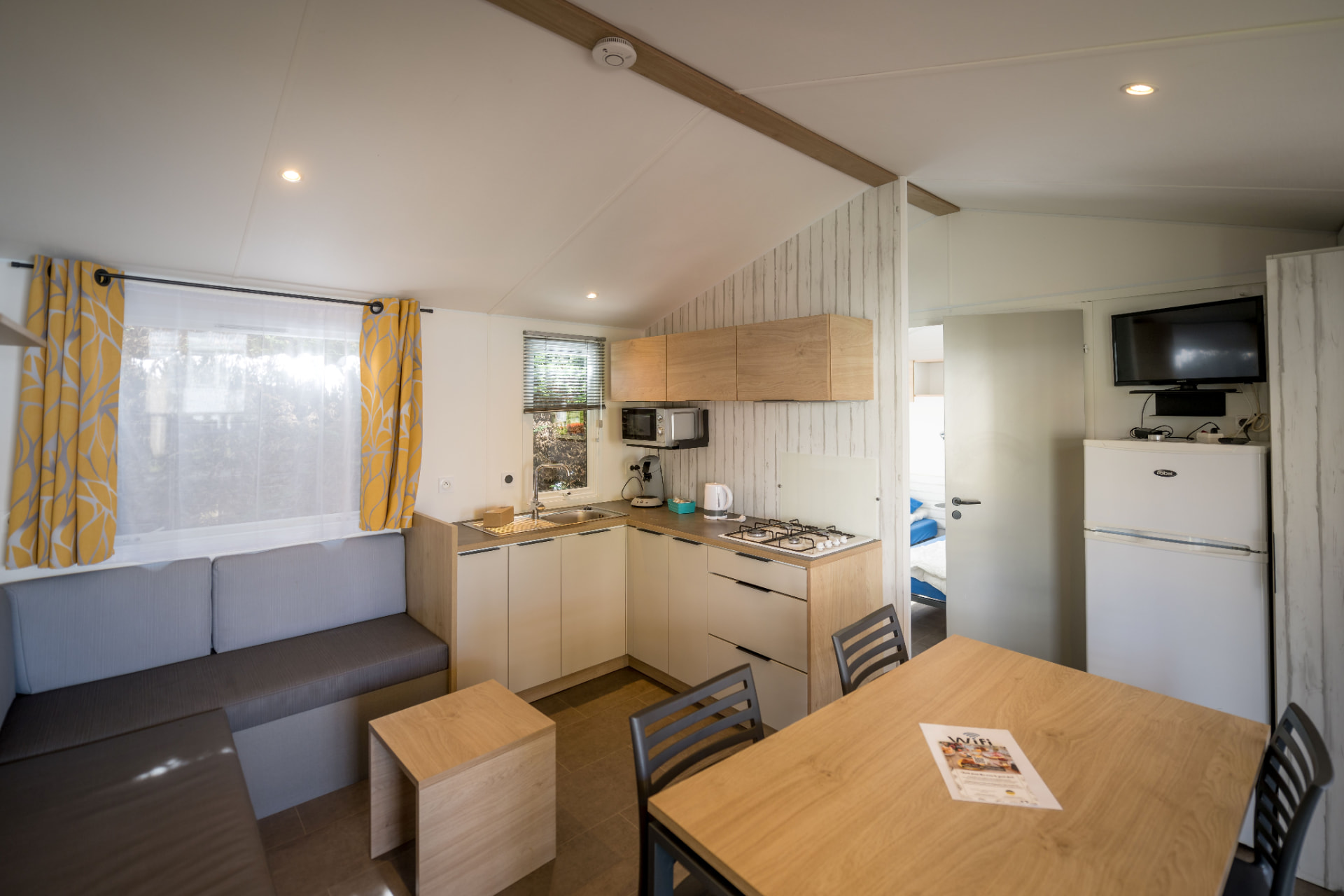 Ingerichte woonkamer met keuken in een chalet